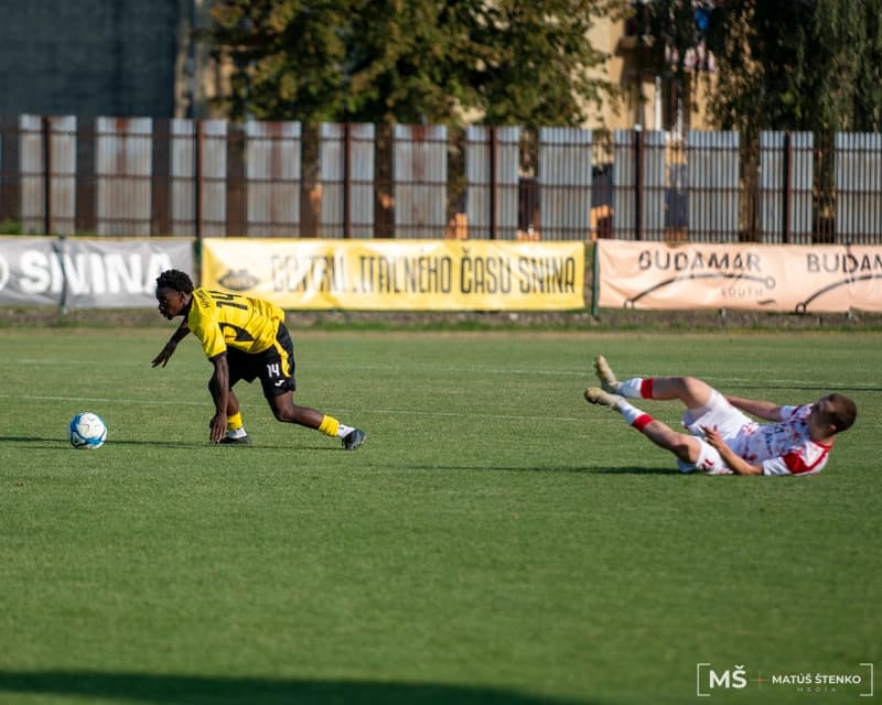 #14 Antonio Eduardo Ismael útočí